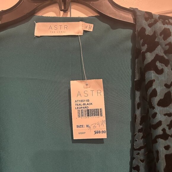 ASTR The Label Teal Leopard Wrap Blouse with Shoulder Pads Women’s Size XL - Picture 3 of 11